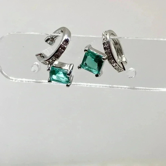 Elegant Silver and Green Gemstone Ear Cuffs - Picture 2 of 3